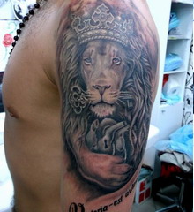 татуировка лев на руке